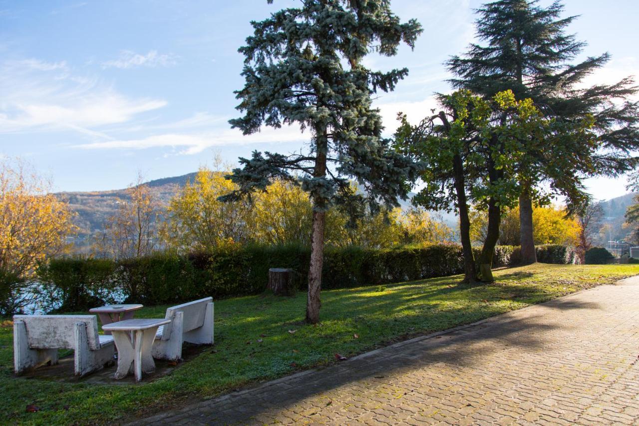 Hotel Chalet Del Lago Авильяна Экстерьер фото