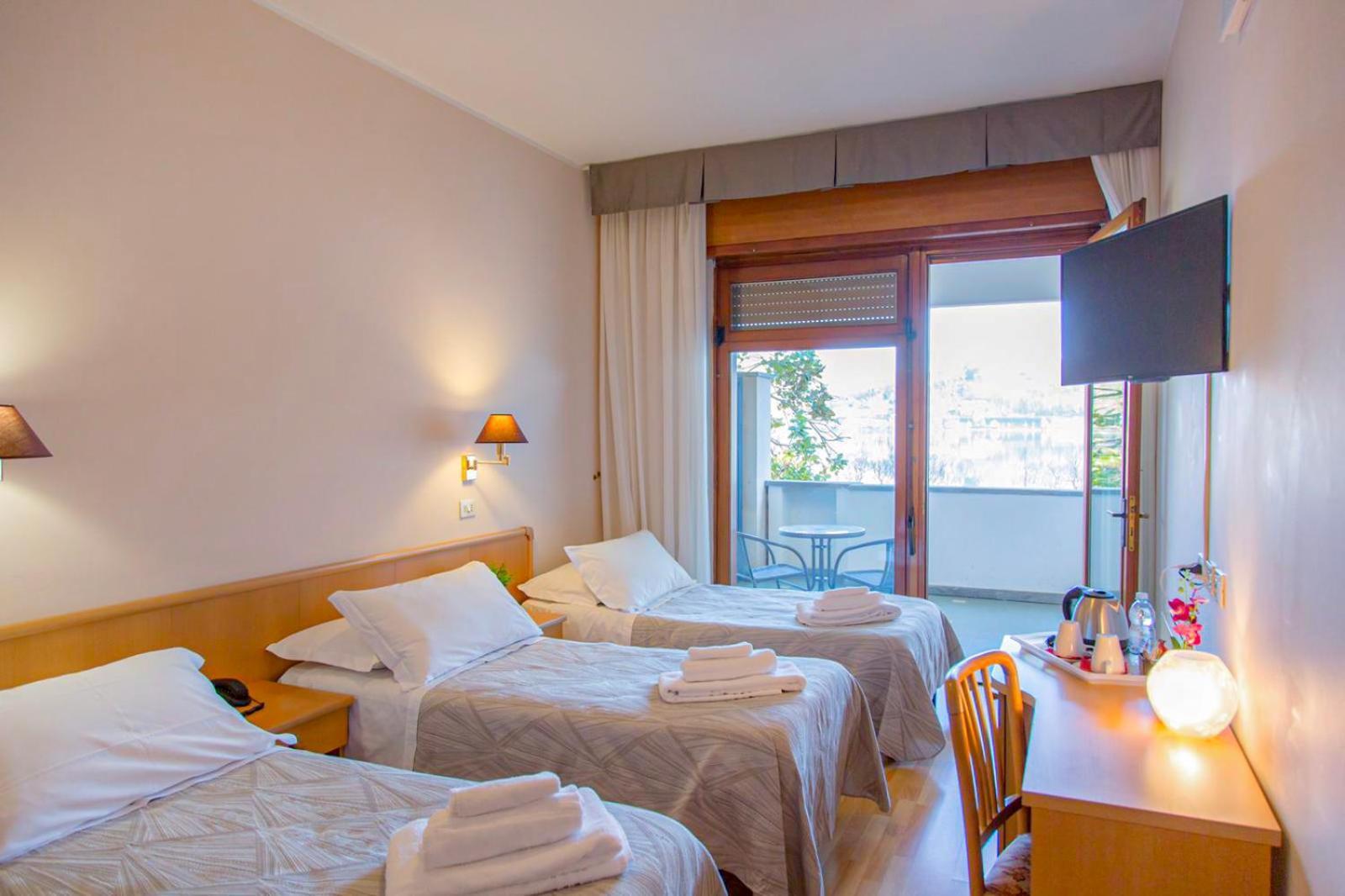 Hotel Chalet Del Lago Авильяна Экстерьер фото