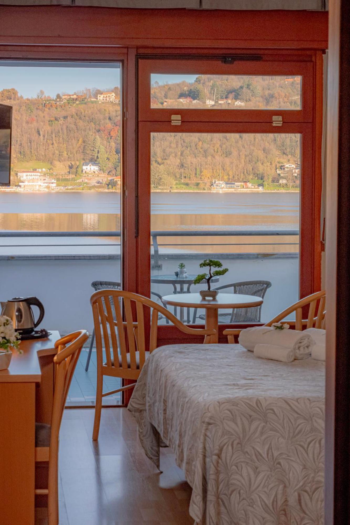 Hotel Chalet Del Lago Авильяна Экстерьер фото
